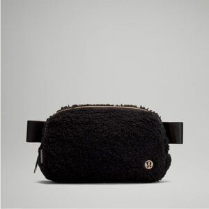 EVERYWHERE BELT BAG FLEECE IN BLACK by LULULEMON